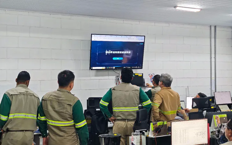 Na sala de controle, o software do sistema na tela.