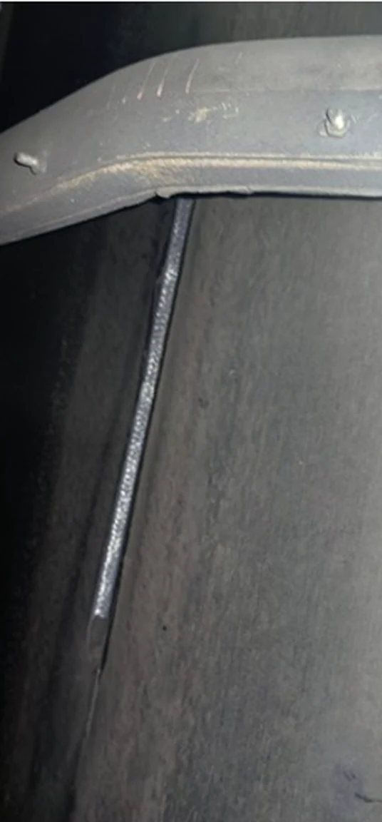 Fotografia de um rasgo longitudinal na superfície de uma correia transportadora